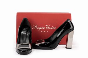 Patent leather decoll&eacute;te