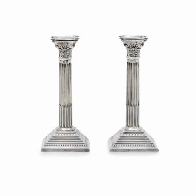 Candelieri in sterling, Londra XX secolo, a base quadrata e capitello