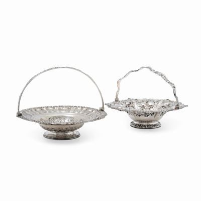Due cestini in sterling, Inghilterra, fine XIX secolo, con decori floreali a cesello