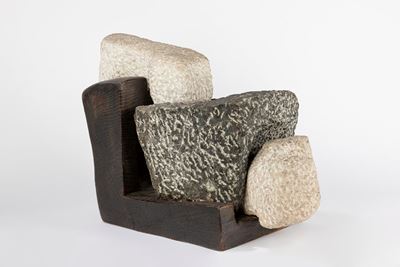 Senza titolo, scultura in pietra e legno
