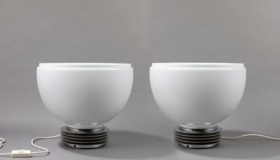 Coppia di lampade da tavolo, metallo e diffusore in vetro, h 31 x diam 39 cm, circa 1970