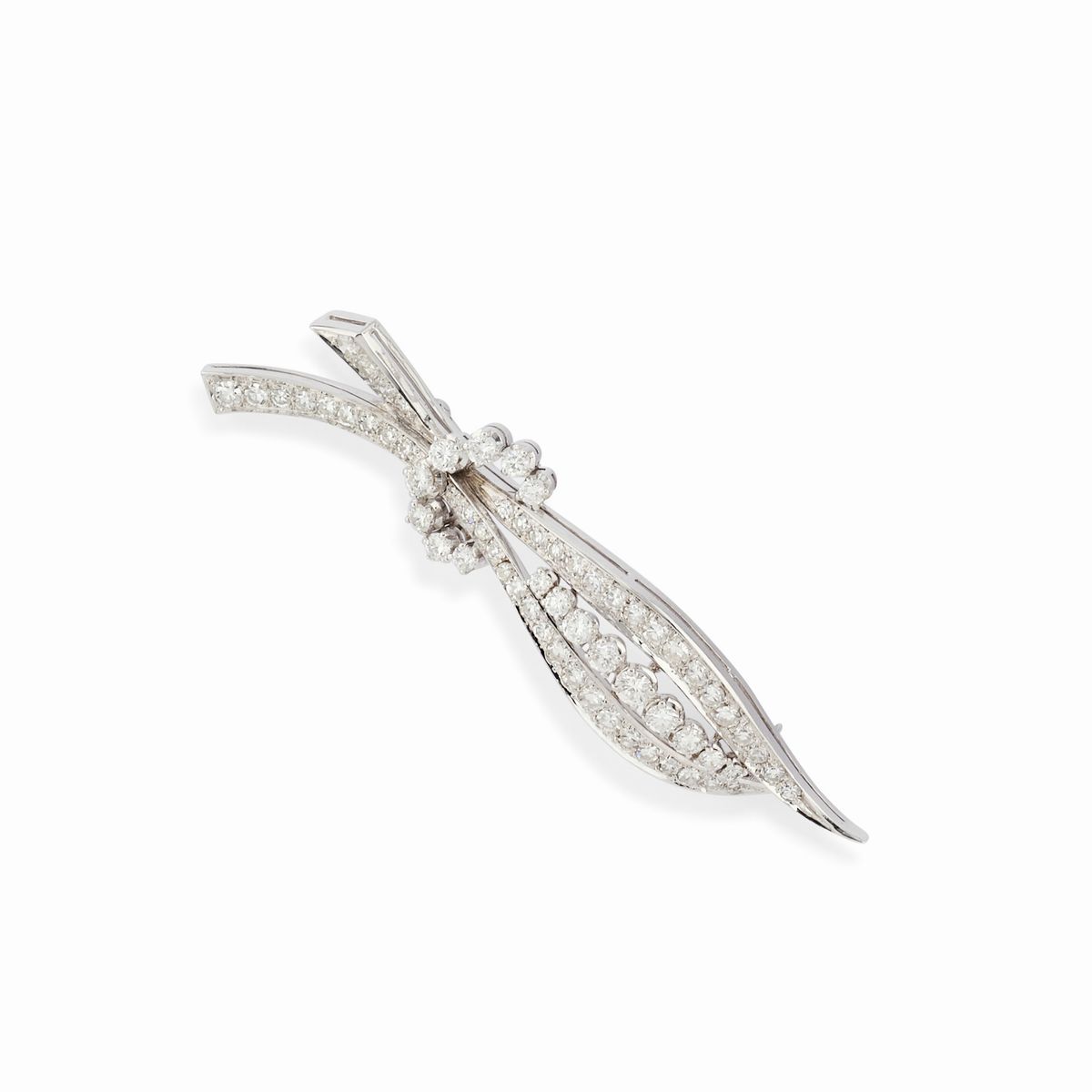 Due spille in oro bianco 18K con diamanti brillanti e huit-huit, circa 5,00 ct