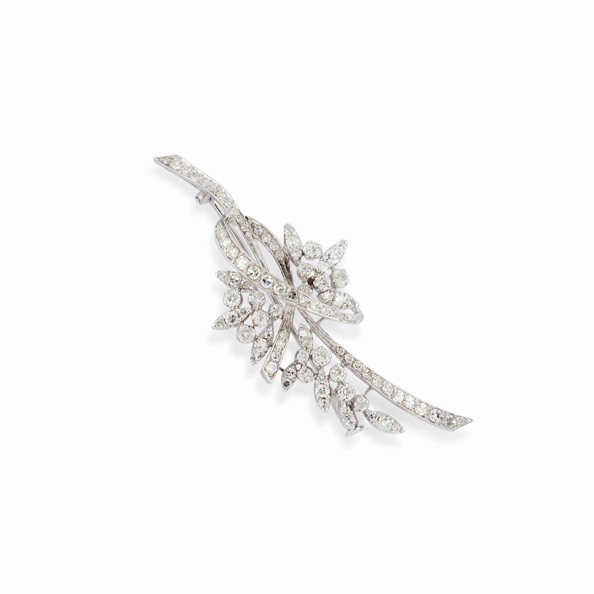 Due spille in oro bianco 18K con diamanti brillanti e huit-huit, circa 5,00 ct