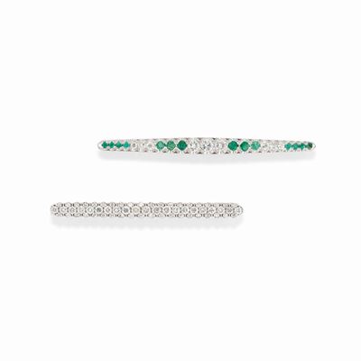 Due spille in oro bianco 18K con diamanti taglio brillante e smeraldi