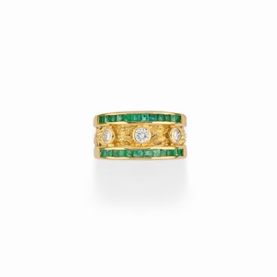 Anello in oro giallo 18K con diamanti e smeraldi