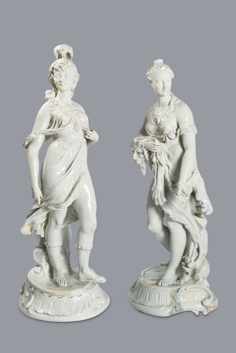 Due sculture in porcellana bianca raffiguranti Atena e Onfale, manifattura  di Capodimonte, seconda metà del secolo XIX, Incanti d'Arte