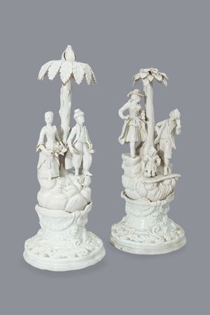 Due sculture in maiolica bianca di Nove di Bassano raffiguranti famiglia di contadini e fanciulla con gentiluomo in abiti orientali sotto un albero, secolo XVIII