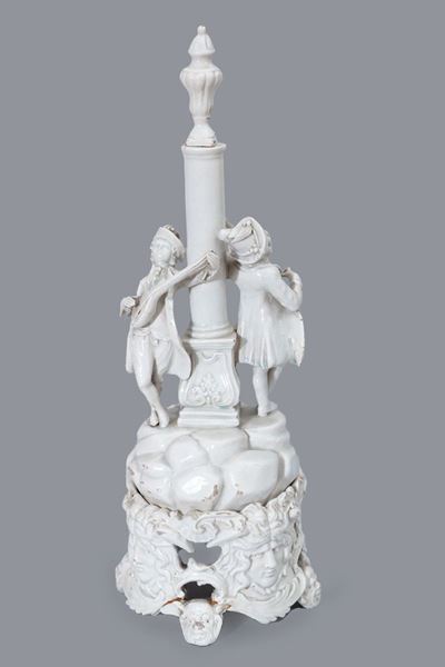 Gruppo Scultoreo in Maiolica Bianca di Nove di Bassano Raffigurante Due Musici Appoggiati a una C...