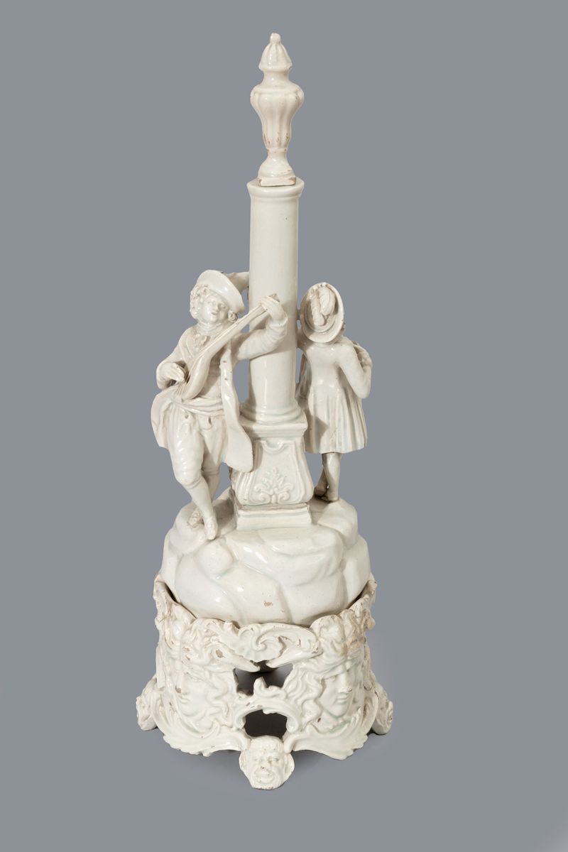 Gruppo Scultoreo in Maiolica Bianca di Nove di Bassano Raffigurante Due Musici Appoggiati a una C...