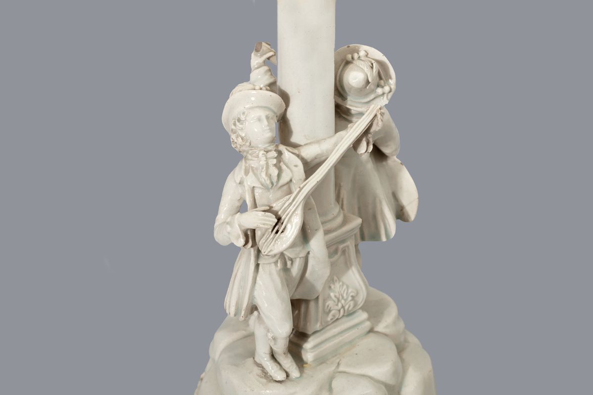 Gruppo Scultoreo in Maiolica Bianca di Nove di Bassano Raffigurante Due Musici Appoggiati a una C...