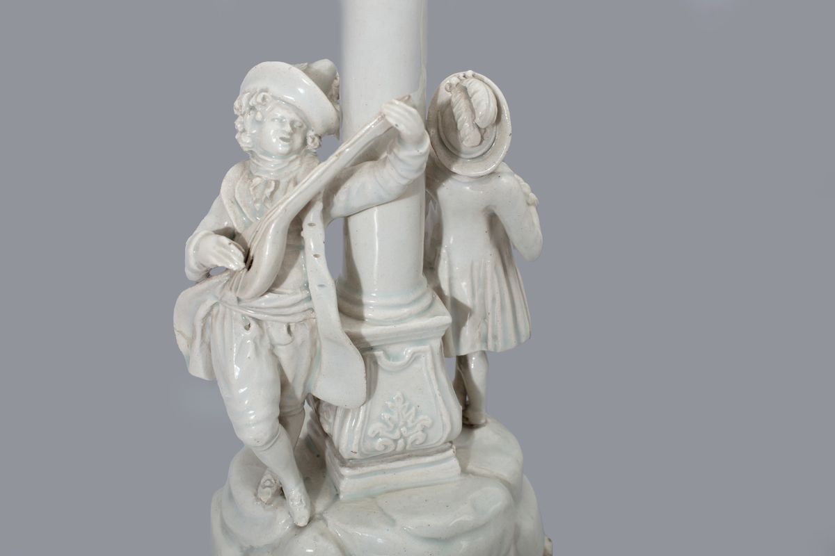 Gruppo Scultoreo in Maiolica Bianca di Nove di Bassano Raffigurante Due Musici Appoggiati a una C...