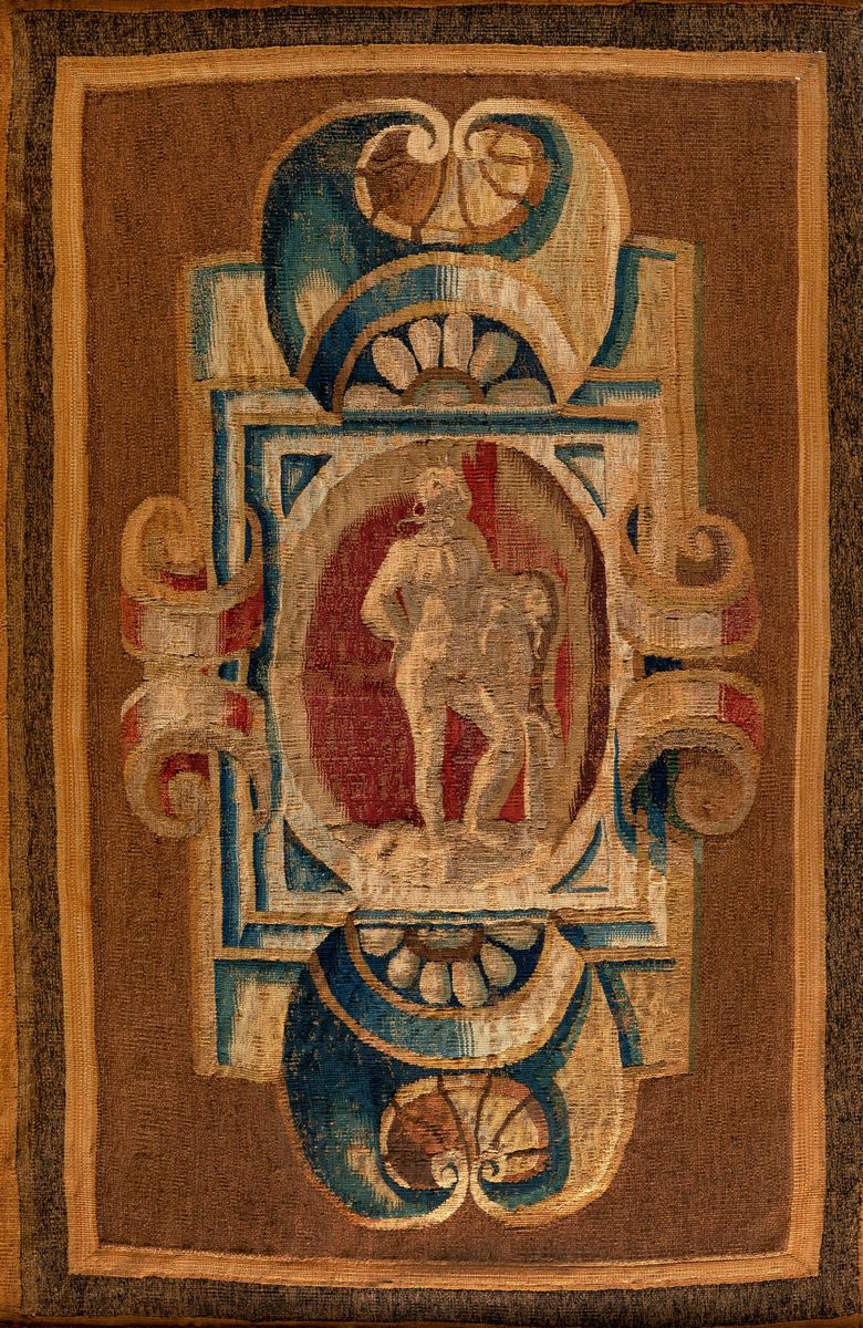 Due Antichi Arazzi Raffiguranti Minerva e Marte Entro Clipei