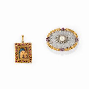 Due pendenti in oro giallo 18k, perla coltivata, rubini e diamanti