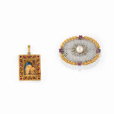 Due pendenti in oro giallo 18k con perla coltivata, rubini e diamanti