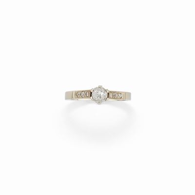 Anello in oro bianco 18k con diamante e diamanti brillanti