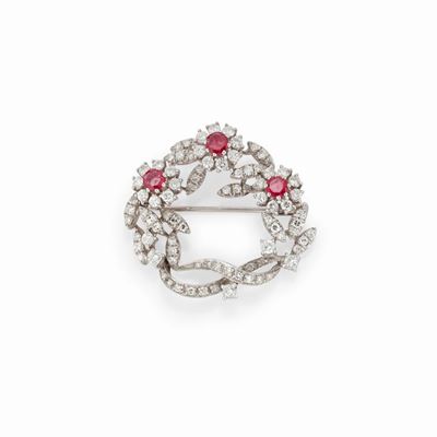 Spilla in oro bianco 18K con diamanti e rubini