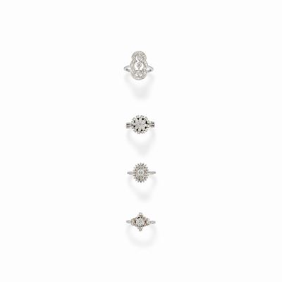 Quattro anelli in oro bianco 18K con diamanti taglio brillante e huit-huit