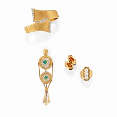 Bracciale, due anelli e un pendente in oro giallo 18K con diamanti, perle e pietre colorate
