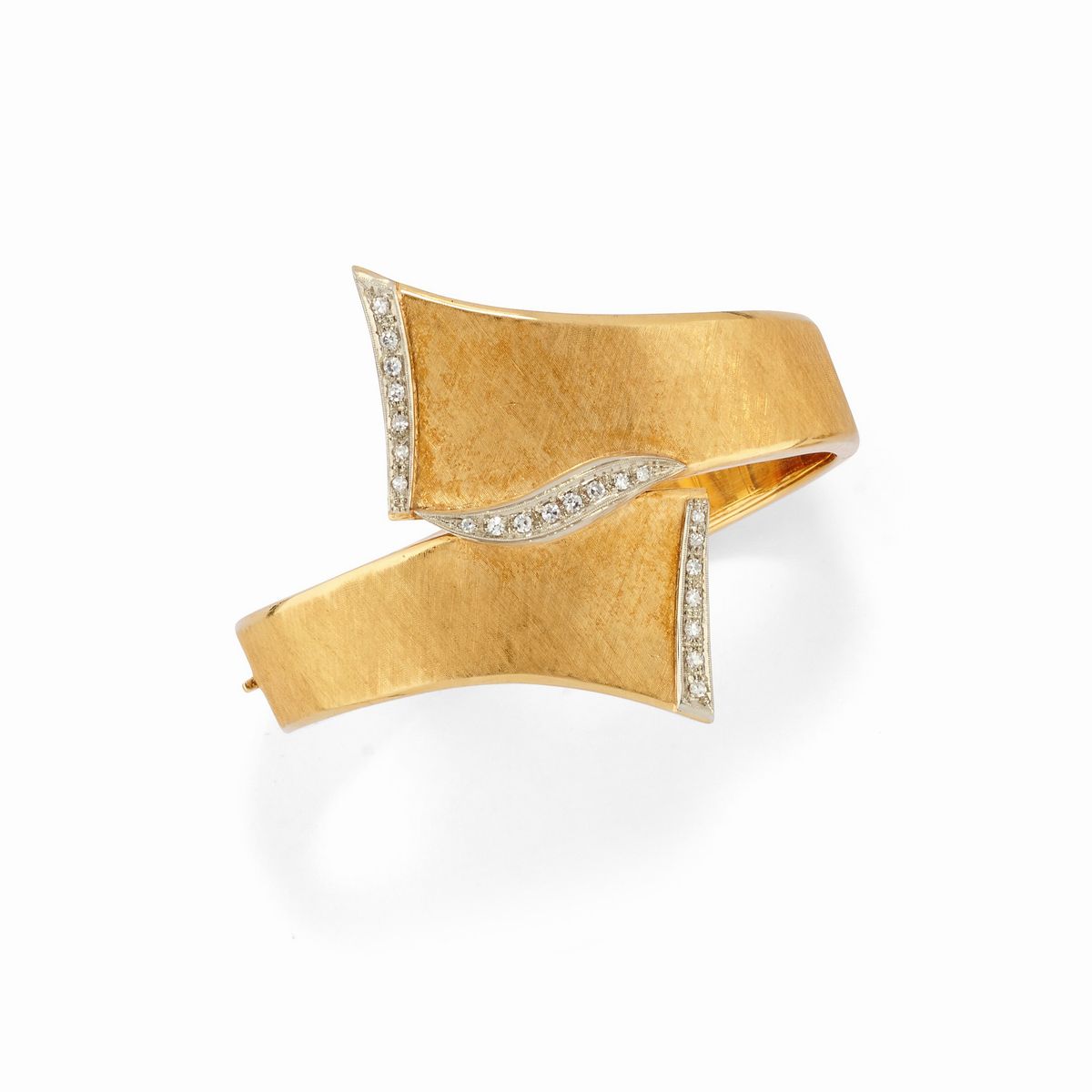 Bracciale, due anelli e un pendente in oro giallo 18K con diamanti, perle e pietre colorate