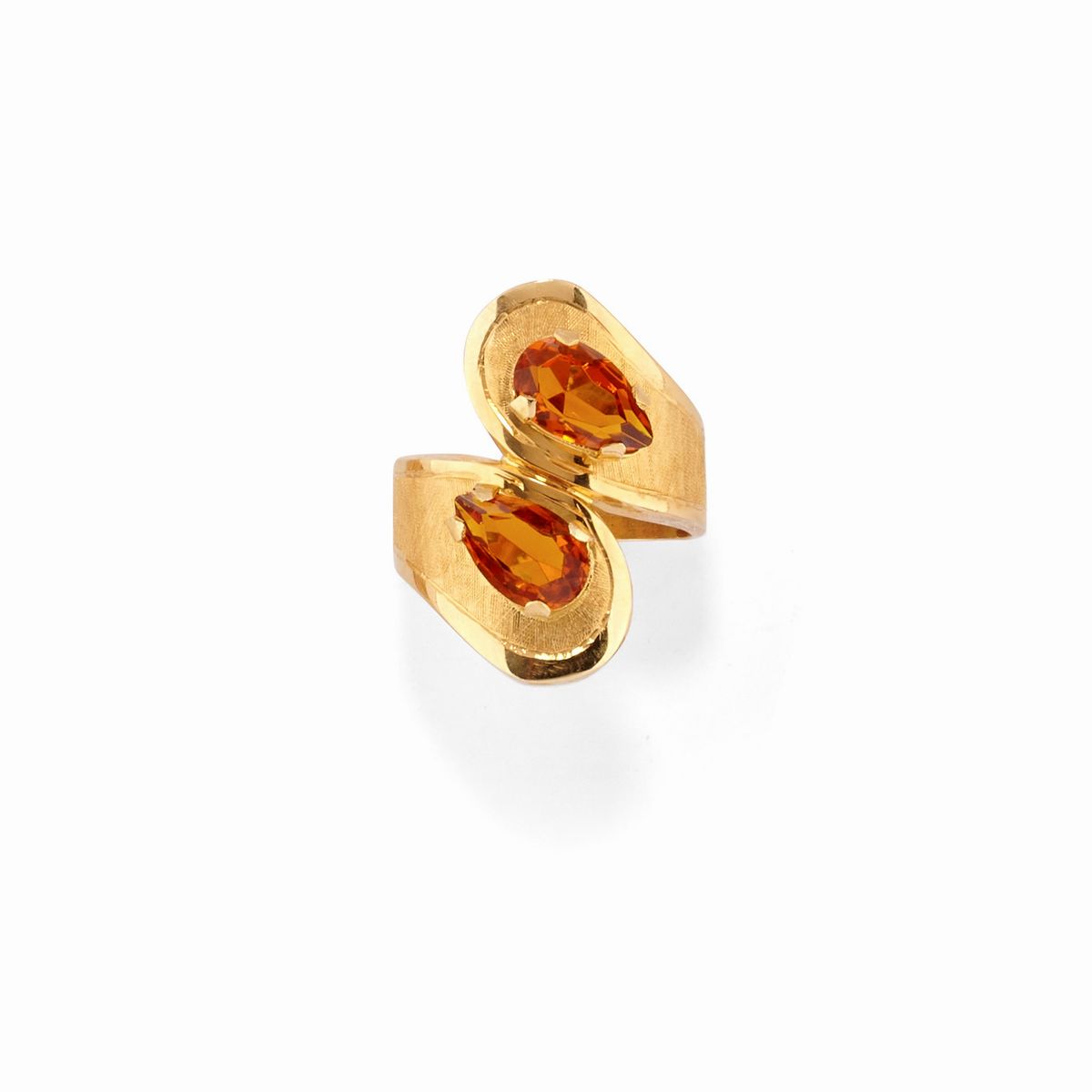 Bracciale, due anelli e un pendente in oro giallo 18K con diamanti, perle e pietre colorate
