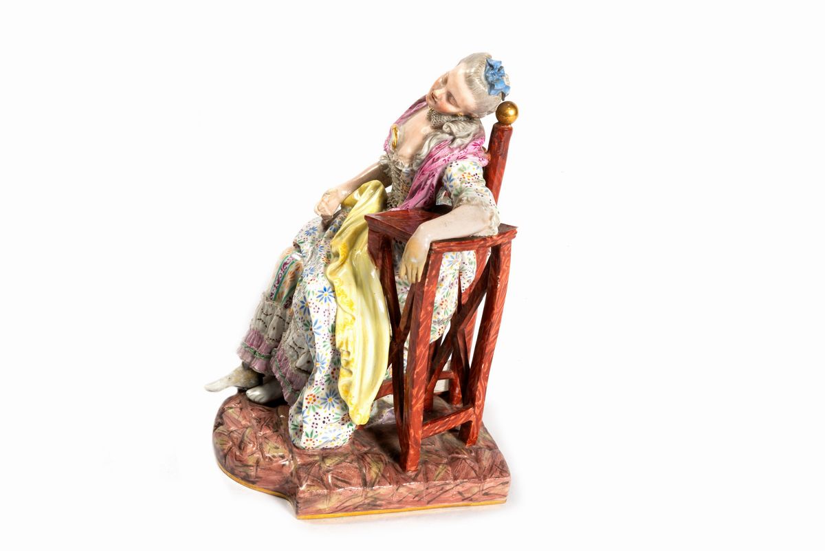 Scultura in Porcellana di Meissen Raffigurante Giovane Donna Seduta Dormiente, Secolo XIX