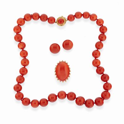 Collana in corallo rosso degradé, orecchini e anello in oro giallo 18K