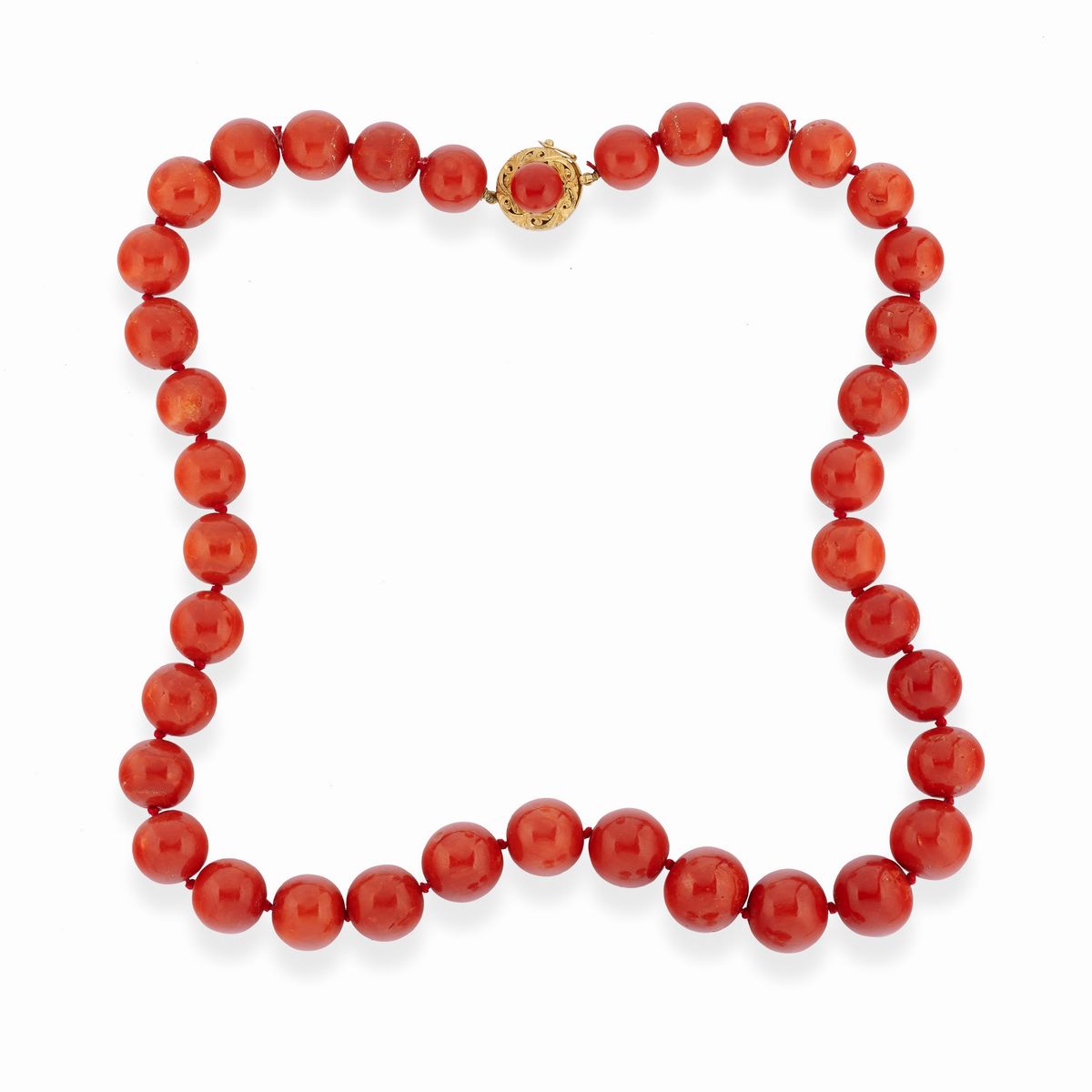 Collana in corallo rosso degradé, orecchini e anello in oro giallo 18K