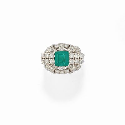 Anello in platino con smeraldo e diamanti, circa 1960