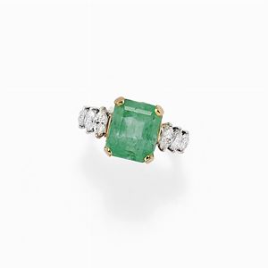 Anello in oro bicolore 18k, diamanti e smeraldo