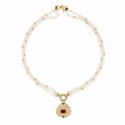 Collana in oro giallo 18K con perle coltivate, diamanti, rubino e smeraldo