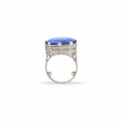 Anello in platino con zaffiro ovale da 21,00 ct e diamanti taglio huit-huit