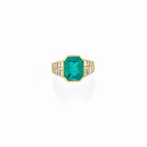  - Anello in oro giallo 18k, smeraldo e diamanti