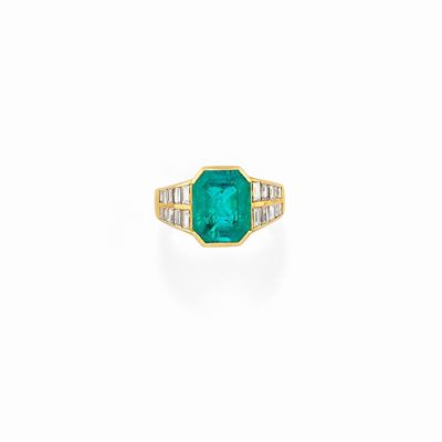 Anello in oro giallo 18K con smeraldo taglio ottagonale e diamanti baguette