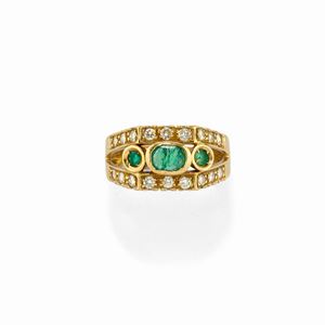  - Anello in oro giallo 18K con smeraldi e diamanti