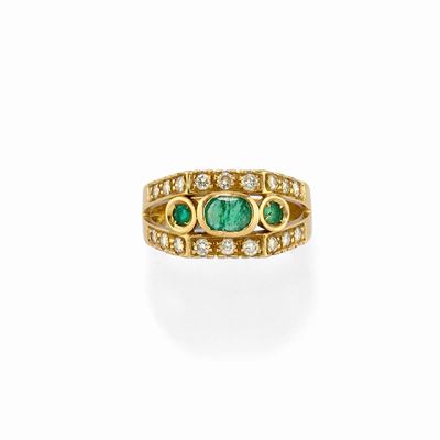 Anello in oro giallo 18K con smeraldi ovali e rotondi e diamanti brillanti