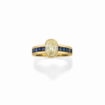 Anello in oro giallo 18k con diamante ovale di ct 1,30 e zaffiri taglio carré