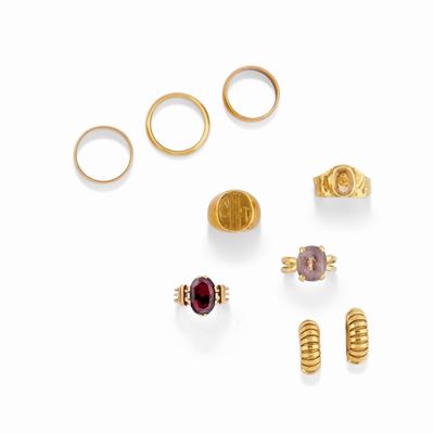 Set di gioielli in oro giallo 18K composto da sette anelli e un paio di orecchini con pietre colo...