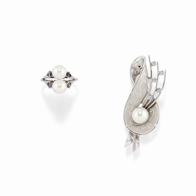 Spilla e anello in oro bianco 18K con pietre azzurre e perle coltivate