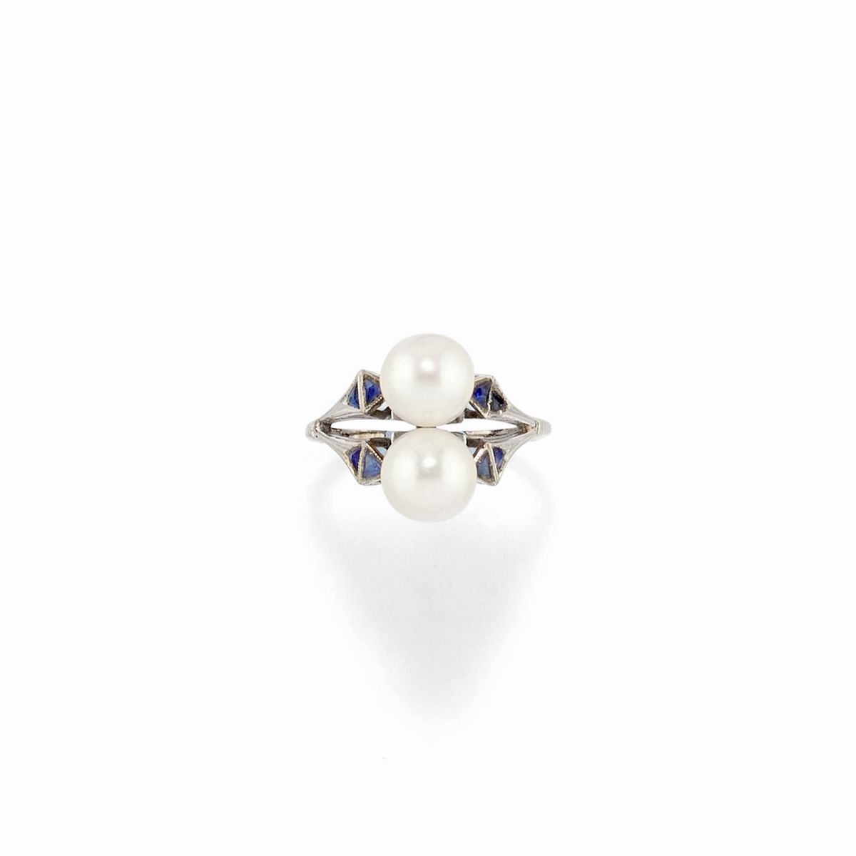 Spilla e anello in oro bianco 18K con pietre azzurre e perle coltivate