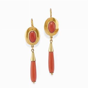 A 18K yellow gold and red coral earrings