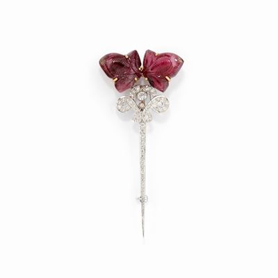 Spilla in oro bicolore 18K con diamanti e tormalina rosa intagliata