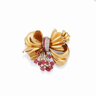 Spilla in oro bicolore 18K con diamanti e rubini, circa 1940