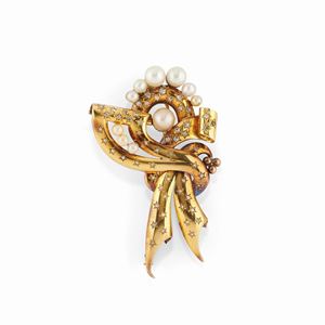  - Spilla in oro giallo 18K, perle e diamanti, 1950 circa