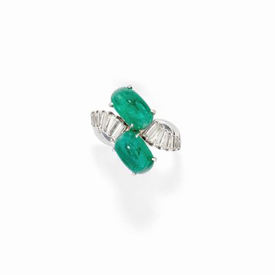 Anello in oro bianco 18K con diamanti e smeraldi cabochon