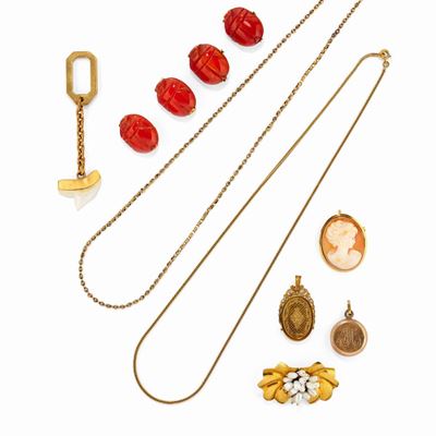 Gruppo di gioielli in oro giallo 18K e oro rosso 9K con cammeo e perle