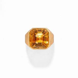  - A 18K yellow gold and citrine quartz ring 