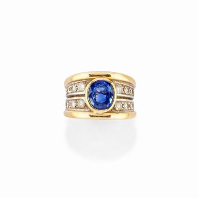 Anello in oro bicolore 18K con zaffiro ovale e diamanti