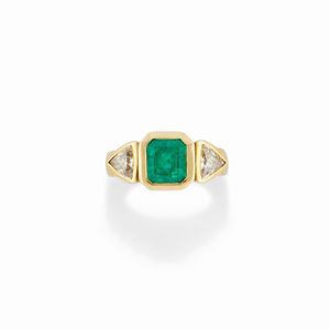  - A 18K yellow gold, emerald and diamond ring 