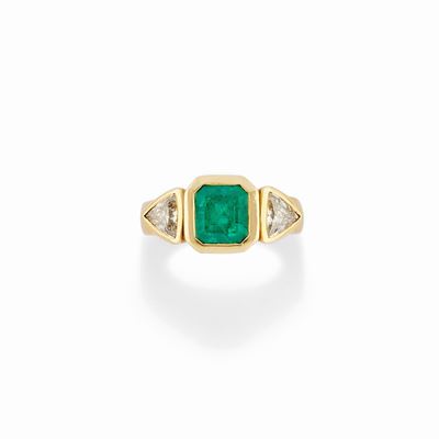 Anello in oro giallo 18K con smeraldo ottagonale e diamanti