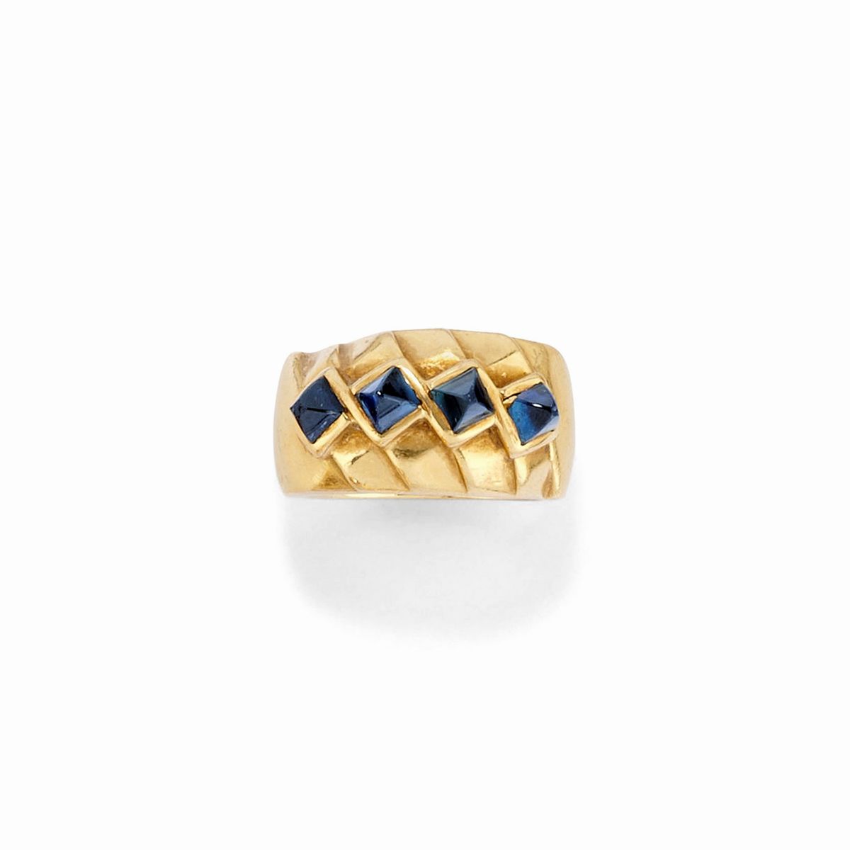 Due Anelli e Coppia di Orecchini, Oro Giallo 18K con Pietre Ovali Cabochon